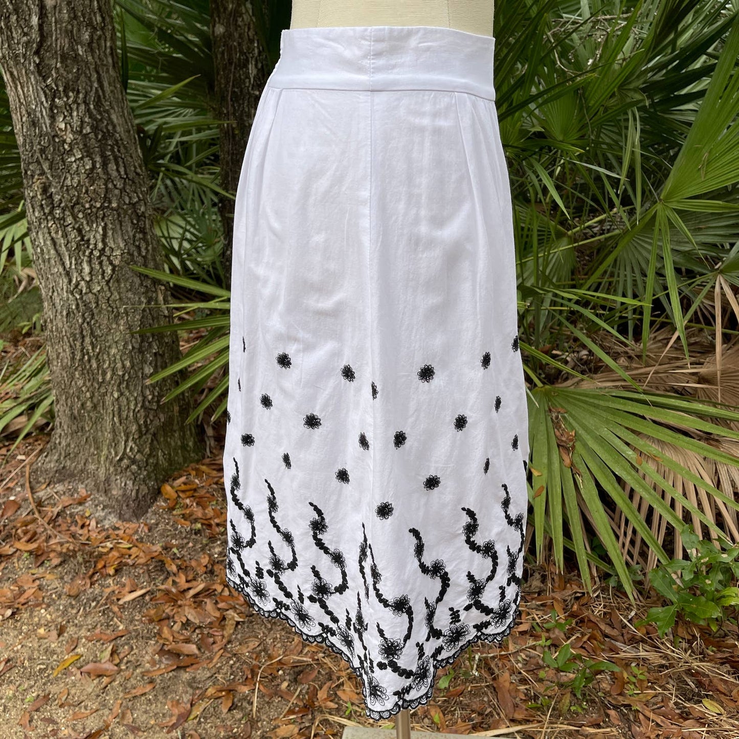 90s Vintage White Cotton Skirt Black Floral Embroidery Jody of California Size L