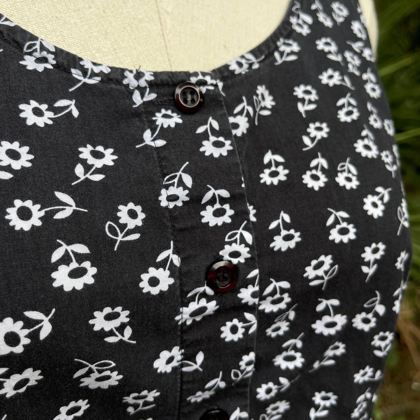 Vintage Y2K Black Sleeveless Cotton Top Floral Button Front Casual Corner Size S