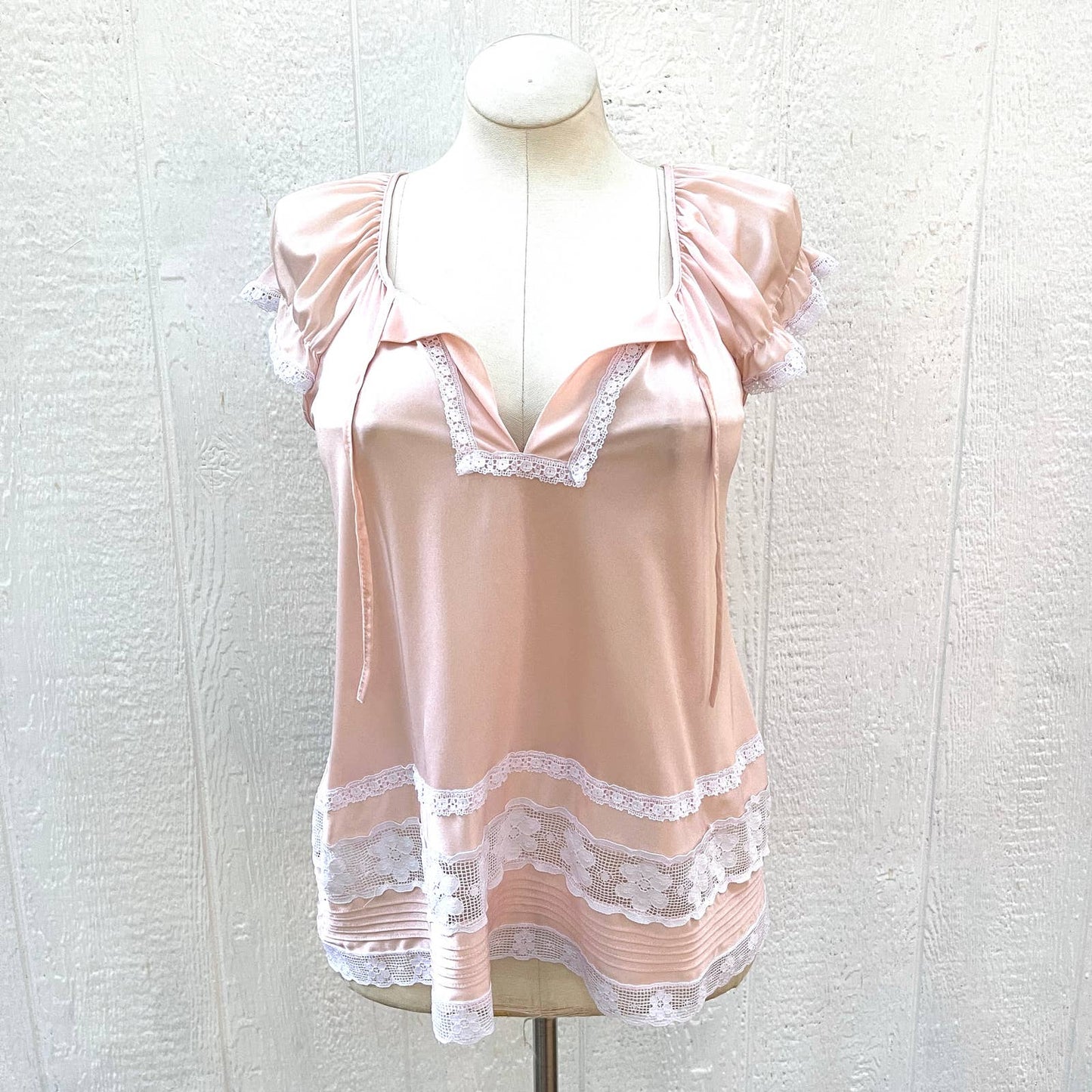 Vintage 70s Peach and Cream Pajama Top Flutter Sleeve Floral Lace Trim Size M