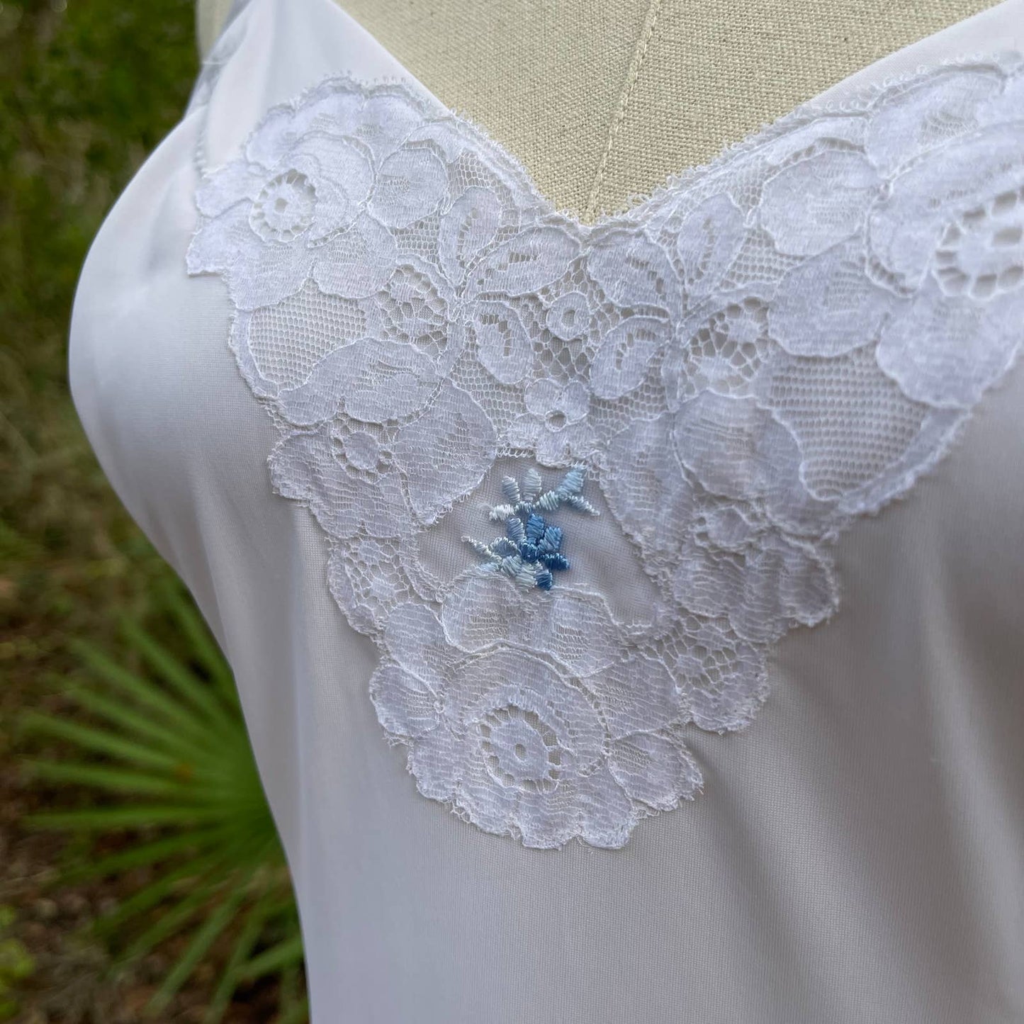 Vintage 70s White Slip Blue Embroidered Flower Sleeveless Shadow Line Size 36